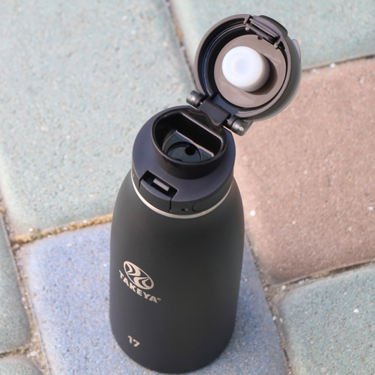 traveler-fliplocktm-lid-c4 96076-R-TravelerLid-Lifestyle-Onyx.png